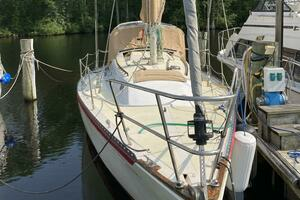 1977 Islander 36 thumbnail 9