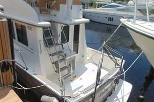 2004 Sabre Flybridge thumbnail 3