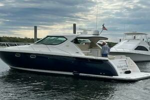 2009 Tiara Yachts 4300 Sovran thumbnail 1