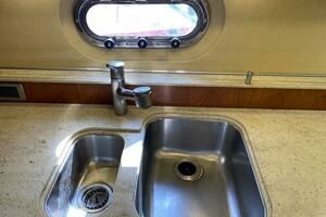 2009 Tiara Yachts 4300 Sovran thumbnail 17