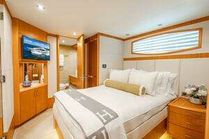 2008 Lazzara Yachts 116 thumbnail 44