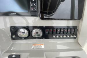 Photo 3868070 for 2017 Boston Whaler 240 Dauntless  