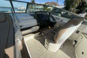 2016 Sea Ray 350 Sundancer thumbnail 32