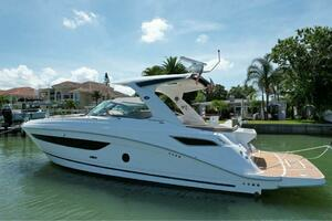 2016 Sea Ray 350 Sundancer thumbnail 2