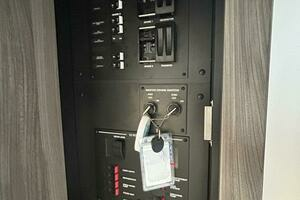 2021 320 Sundancer - Moor To Sea - Electrical