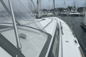 2017 Beneteau Oceanis 45 thumbnail 9