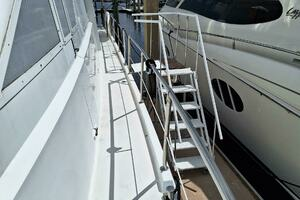 1988 Viking Motor Yacht thumbnail 29