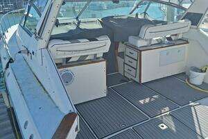 1985 Sea Ray 390 Express Cruiser thumbnail 2