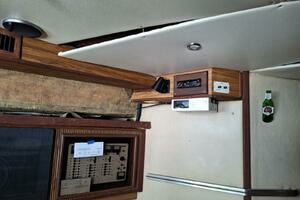 1985 Sea Ray 390 Express Cruiser thumbnail 7