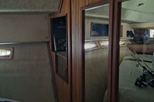 1985 Sea Ray 390 Express Cruiser thumbnail 9
