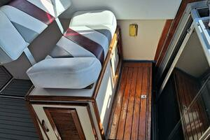 1985 Sea Ray 390 Express Cruiser thumbnail 5