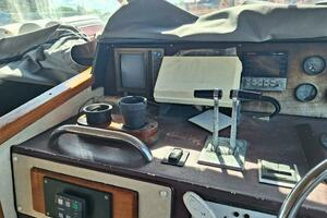 1985 Sea Ray 390 Express Cruiser thumbnail 4