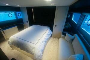 2020 Ferretti Yachts 670 thumbnail 6