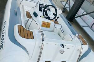 2020 Ferretti Yachts 670 thumbnail 20