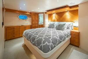 2008 Hatteras 77 Enclosed Bridge thumbnail 18