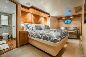 2008 Hatteras 77 Enclosed Bridge thumbnail 4