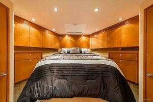 2008 Hatteras 77 Enclosed Bridge thumbnail 24