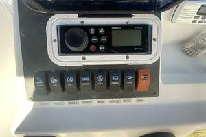 Photo 3995326 for 2005 Seaswirl Striper 2101 Dual Console OB  