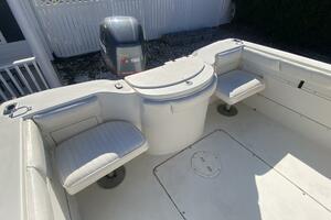 Photo 3995321 for 2005 Seaswirl Striper 2101 Dual Console OB  