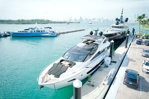 2018 Sunseeker 86 Yacht thumbnail 4