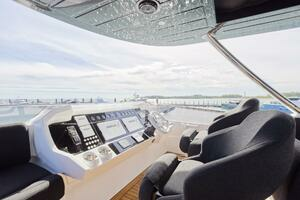 2018 Sunseeker 86 Yacht thumbnail 12