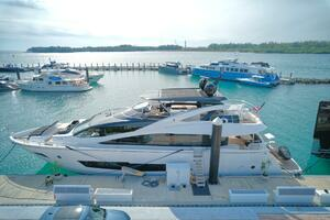 2018 Sunseeker 86 Yacht thumbnail 5