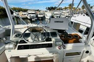 2001 Luhrs Convertible thumbnail 12