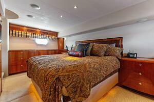 2007 Hatteras 64 Convertible thumbnail 3