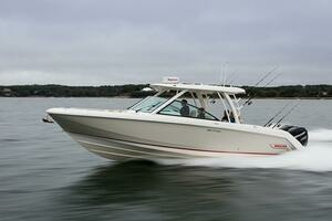 2021 Boston Whaler 32 Vantage thumbnail 1