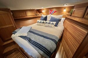 2017 Sabre 48 Salon Express thumbnail 27
