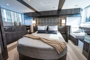 53FT (16.21M) GALEON Worth Avenue Yachts