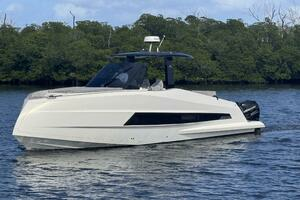 2023 Astondoa 377 Coupe Outboard thumbnail 4