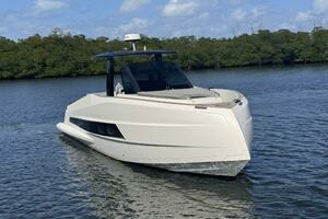 2023 Astondoa 377 Coupe Outboard thumbnail 2