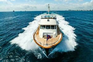 STARLIGHT 2003 Goetz / Derecktor Hunt 102 Yacht For Sale in Fort Lauderdale FL