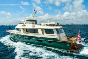 STARLIGHT 2003 Goetz / Derecktor Hunt 102 Yacht For Sale in Fort Lauderdale FL