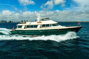 STARLIGHT 2003 Goetz / Derecktor Hunt 102 Yacht For Sale in Fort Lauderdale FL