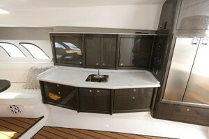 2019 Intrepid 475 Sport Yacht thumbnail 36