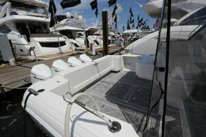 2019 Intrepid 475 Sport Yacht thumbnail 13