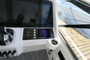 2019 Intrepid 475 Sport Yacht thumbnail 32