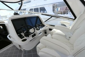 2019 Intrepid 475 Sport Yacht thumbnail 29
