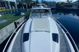 2019 Intrepid 475 Sport Yacht thumbnail 19