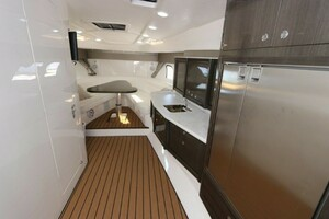 2019 Intrepid 475 Sport Yacht thumbnail 35