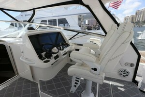 2019 Intrepid 475 Sport Yacht thumbnail 27