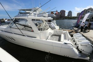 2019 Intrepid 475 Sport Yacht thumbnail 5