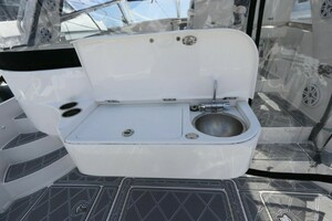 2019 Intrepid 475 Sport Yacht thumbnail 16