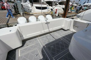 2019 Intrepid 475 Sport Yacht thumbnail 15