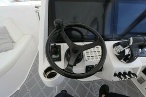 2019 Intrepid 475 Sport Yacht thumbnail 31