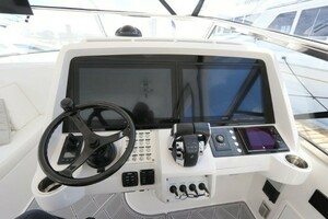 2019 Intrepid 475 Sport Yacht thumbnail 30