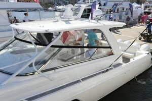 2019 Intrepid 475 Sport Yacht thumbnail 4