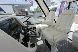 2019 Intrepid 475 Sport Yacht thumbnail 28